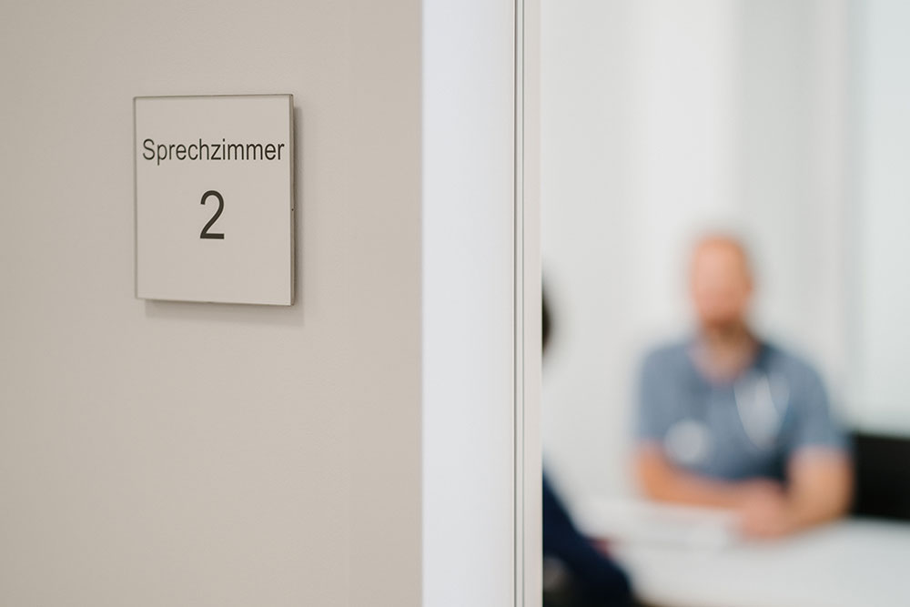 Hausarzt Schwabing – Dr. Mutschler – HIV Schild Sprechzimmer 2 – HIV-Beratung beim Hausarzt München