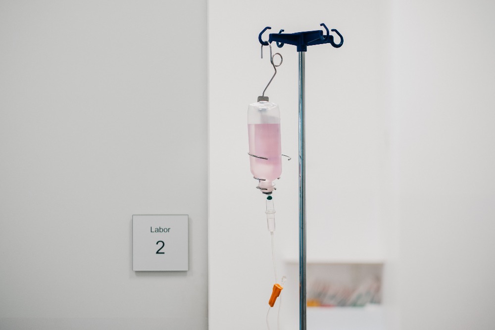 Hausarzt Schwabing – Dr. Mutschler – Infusionen Infusionsständer im Behandlungsraum – Infusionen beim Hausarzt München