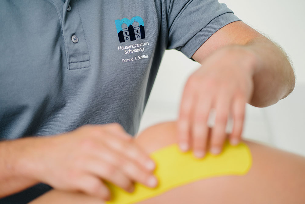 Hausarzt Schwabing – Dr. Mutschler – kinesio Kinesio-Tape wird angelegt – Hausarzt München